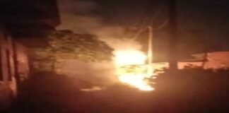 इटावा में तेज धमाके के साथ फटा बिजली का ट्रांसफार्मर, आधे घंटे तक धधकती रही आग