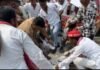 चित्रकूट में सपा का उग्र प्रदर्शन, पुतला फूंकते समय आग की चपेट में आए थानेदार