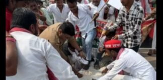 चित्रकूट में सपा का उग्र प्रदर्शन, पुतला फूंकते समय आग की चपेट में आए थानेदार