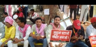 जौनपुर में सपा कार्यकर्ताओं ने प्रधानमंत्री नरेंद्र मोदी और मुख्य चुनाव आयुक्त का फूंका पुतला, पुलिस व सपा कार्यकर्ताओं के बीच नोंक-झोंक