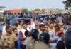 चंदौली में सपा का हंगामा, EC के मुख्य चुनाव आयुक्त को हटाने की मांग, पुलिस से पुतले को लेकर छीना-झपटी