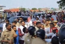 चंदौली में सपा का हंगामा, EC के मुख्य चुनाव आयुक्त को हटाने की मांग, पुलिस से पुतले को लेकर छीना-झपटी