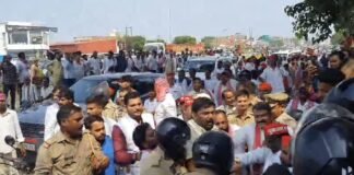 चंदौली में सपा का हंगामा, EC के मुख्य चुनाव आयुक्त को हटाने की मांग, पुलिस से पुतले को लेकर छीना-झपटी
