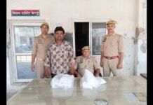 UP: दीपावली से पहले हाथरस पुलिस का बड़ा एक्शन, 33 टन अवैध आतिशबाजी निर्माण सामग्री बरामद, 2 गिरफ्तार