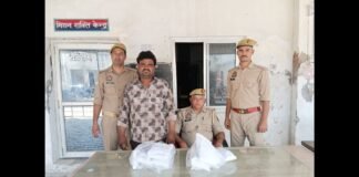 UP: दीपावली से पहले हाथरस पुलिस का बड़ा एक्शन, 33 टन अवैध आतिशबाजी निर्माण सामग्री बरामद, 2 गिरफ्तार