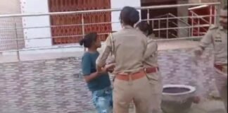 जौनपुर में दो बहनों के हंगामे का वीडियो वायरल, पुलिस से नोकझोंक के बाद मचा हड़कंप