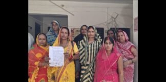 UP: राशन वितरण कर रहीं समूह की महिलाओं को बिना सूचना हटाया, 2022 से नहीं मिला मानदेय