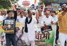 UP: राहुल गांधी की गिरफ्तारी के विरोध में जौनपुर में कांग्रेस का प्रदर्शन, निर्वाचन कार्यालय का घेराव