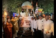 UP: हाथों में मशाल और सड़कों पर गूंजे तीखे नारे,’ पीलीभीत में कांग्रेस का आक्रामक प्रदर्शन