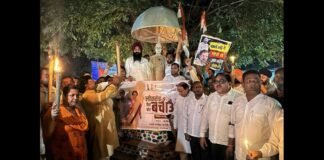 UP: हाथों में मशाल और सड़कों पर गूंजे तीखे नारे,’ पीलीभीत में कांग्रेस का आक्रामक प्रदर्शन