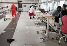 दून मेडिकल कॉलेज के सफाई कर्मचारी हड़ताल पर, समान वेतन की मांग को लेकर प्रदर्शन