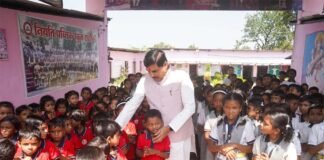 मुख्यमंत्री डॉ. यादव काफिला रुकवाकर पहुंचे स्कूल, बच्चों से किया आत्मीय संवाद
