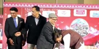 मुख्यमंत्री धामी ने अपने शिक्षकों के चरण स्पर्श कर लिया आशीर्वाद