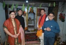 CM धामी ने पैतृक गांव हड़खोला में हरि चंद देवता मंदिर में की पूजा