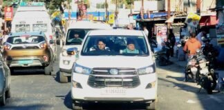श्रीनगर से सड़क मार्ग से देहरादून लौटते हुए मुख्यमंत्री धामी ने किया राष्ट्रीय राजमार्ग का स्थलीय निरीक्षण