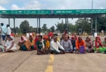 टोल वसूली के खिलाफ 12 पंचायतों का हल्लाबोल, ग्रामीणों ने जमही टोल प्लाजा पर किया चक्काजाम