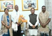 मुख्यमंत्री विष्णु देव साय से एशियन गेम्स के कांस्य पदक विजेता एथलीट अनिमेष कुजूर ने की सौजन्य मुलाकात