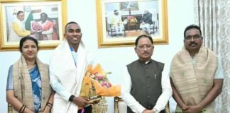 मुख्यमंत्री विष्णु देव साय से एशियन गेम्स के कांस्य पदक विजेता एथलीट अनिमेष कुजूर ने की सौजन्य मुलाकात