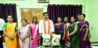 उप मुख्यमंत्री विजय शर्मा से मिलीं माँ दंतेश्वरी महिला किसान उत्पादक कंपनी की सदस्य, उप मुख्यमंत्री ने एनपीओपी प्रमाणन मिलने पर दी बधाई