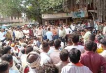 युवती की मौत से मांडू में तनाव, मुख्य चौराहे पर शव रखकर प्रदर्शन; तीन पर केस दर्ज
