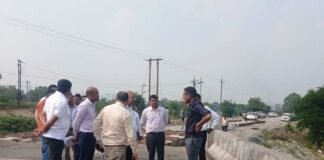लोक निर्माण विभाग के सचिव ने सड़कों-पुलों के कार्यों का किया निरीक्षण