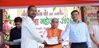 योगी सरकार की पहल से सरकारी अस्पतालों में बढ़ेगी यूपी के बुनकरों के उत्पादों की पहुंच