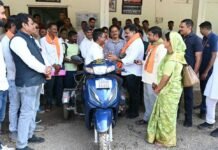 उप मुख्यमंत्री विजय शर्मा ने दिव्यांग धनीराम यादव को प्रदान की स्कूटी, आवागमन होगा आसान