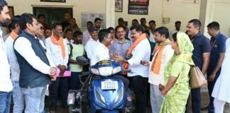 उप मुख्यमंत्री विजय शर्मा ने दिव्यांग धनीराम यादव को प्रदान की स्कूटी, आवागमन होगा आसान