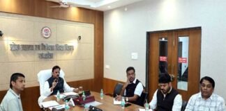 समयबद्ध एवं गुणवत्तापूर्ण स्वास्थ्य सेवाओं से ग्रामीणों का विश्वास जीतें चिकित्सक, मैदानी अमले से सतत बनाए रखें संवाद : उप मुख्यमंत्री शुक्ल