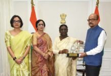 राष्ट्रपति द्रौपदी मुर्मु को राज्यपाल रमेन डेका ने भेंट की पहाड़ी मैना की प्रतिकृति