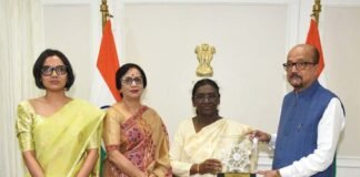 राष्ट्रपति द्रौपदी मुर्मु को राज्यपाल रमेन डेका ने भेंट की पहाड़ी मैना की प्रतिकृति