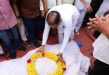 मुख्यमंत्री विष्णुदेव साय ने स्वर्गीय विधायक डोमनलाल कोर्सेवाड़ा को दी अंतिम विदाई