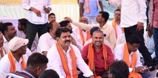 ग्रामीणों के बीच जमीन पर बैठकर उप मुख्यमंत्री ने किया आत्मीय संवाद, 74.80 लाख रुपए के विकास कार्यों की दी सौगात